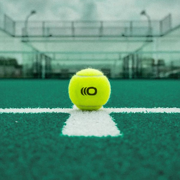 pelota en campo de padel